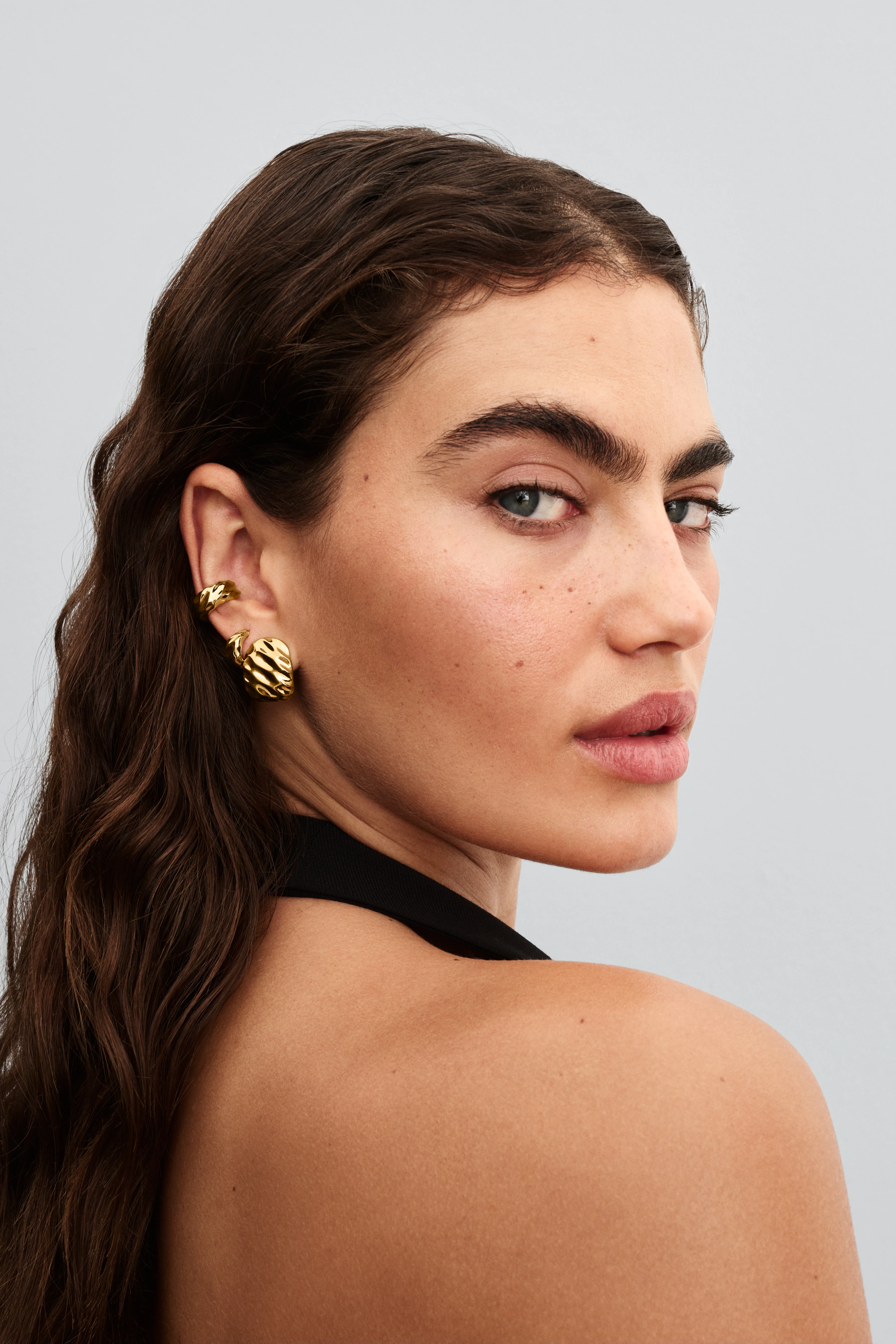Rippled 14K Gold-Plated Hoop Earrings And Silicone - Image 2